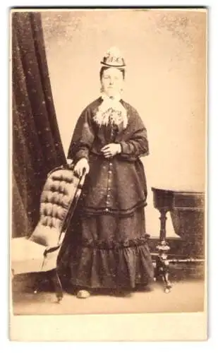 Fotografie G.W. Wilson, Cupar Fife, Stehende Dame mit elegantem Kleid