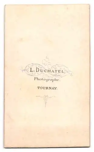 Fotografie L. Duchatel, Tournay, Porträt einer Dame in elegantem Kleid