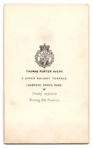 Fotografie Thomas Porter Avery, London, Upper Railway Terrace 3, Porträt einer Frau im eleganten Kleid