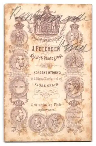 Fotografie J. Petersen, Kjøbenhavn, Kongens Nytorv 3, Dame mit Haube