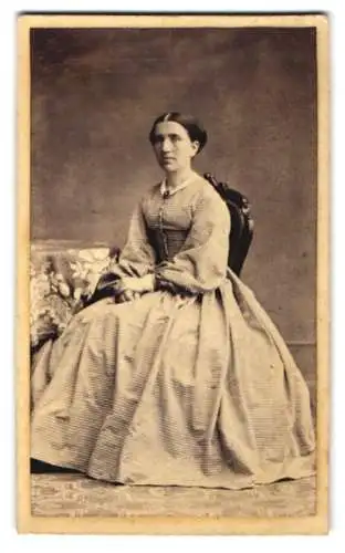 Fotografie Pet. Chr. Koch, Kjøbenhavn, Vesterbro No. 43, sitzende Frau Nielsigne Jacobsen im eleganten Kleid