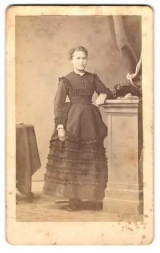 Fotografie C.L. Nauhaus, Eisleben, Frau in elegantem Kleid