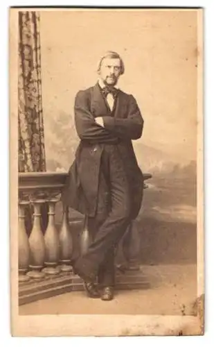 Fotografie L. Wagner, Karlsruhe, Hirschstrasse 30, eleganter Herr an Balustrade