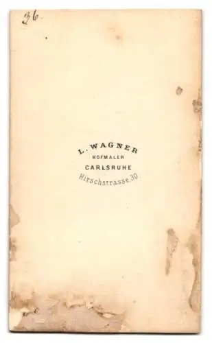 Fotografie L. Wagner, Karlsruhe, Hirschstrasse 30, eleganter Herr an Balustrade