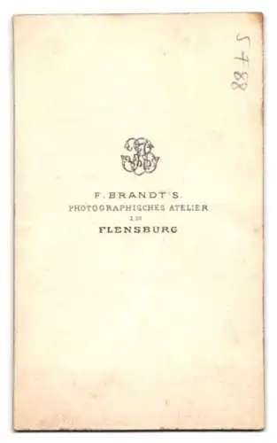 Fotografie F. Brandt, Flensburg, Frau in elegantem Kleid sitzt an einem Tisch