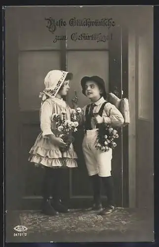 Foto-AK BNK Nr. 34731 /2: Kinder stehen mit Blumen vor einer Haustür, Glückwunsch zum Geburtstag