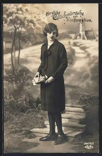 Foto-AK BNK Nr. 36075 /1: Konfirmandin vor einer Kirche
