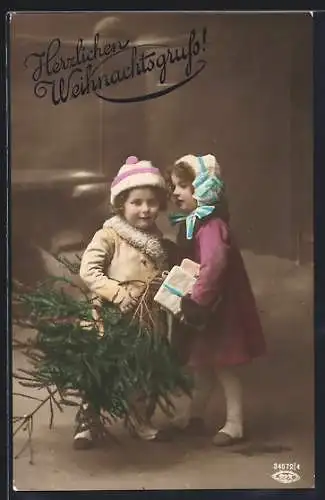 Foto-AK BNK Nr. 34572 /4: Kinder mit Geschenken und Tannenbaum, Weihnachtsgruss