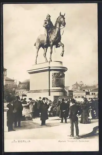 AK Berlin-Mitte, Kaiser Friedrich Reiterstandbild vor dem Kaiser Friedrich-Museum