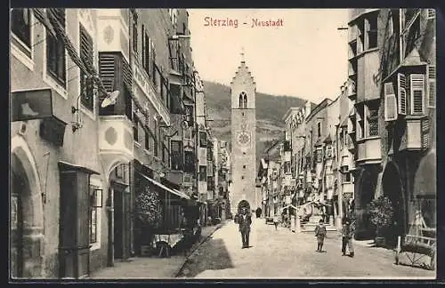 AK Sterzing, Strassenpartie in der Neustadt mit Blick zum Turm