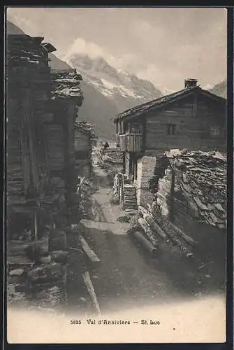 AK Saint-Luc /Val d’Anniviers, Strassenpartie mit alten Holzhäusern
