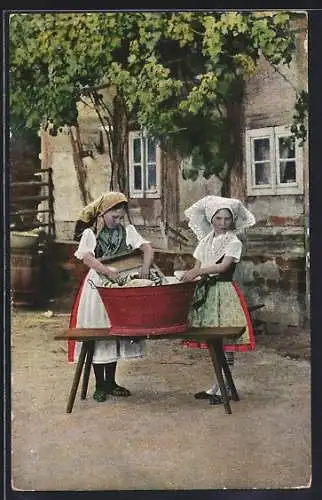 AK zwei Mädchen in Tracht aus dem Spreewald beim Wäschewaschen