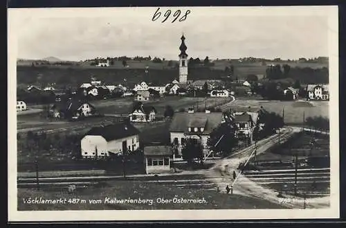 AK Vöcklamarkt /O.-Ö., Ortsansicht mit Bahnübergang vom Kalvarienberg aus