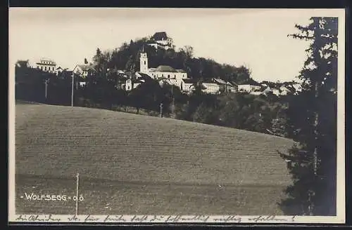 AK Wolfsegg /OÖ., Ortsansicht von einem Feld aus