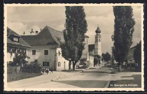 AK St. Georgen im Attergau, Strassenblick mit Kindern und Kirche