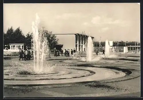 AK Erfurt, Internationale Gartenbauausstellung, Wasserspiele mit Empfangshalle