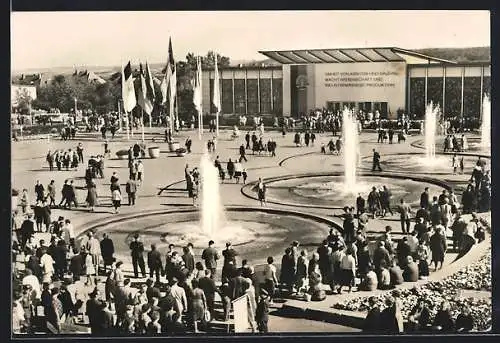 AK Erfurt, Internationale Gartenbauausstellung, Der grosse Festplatz mit Springbrunnen