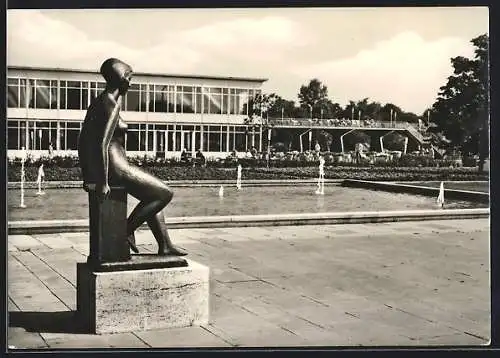 AK Erfurt, Internationale Gartenbauausstellung, Blick auf Zentralgaststätte mit Skulptur