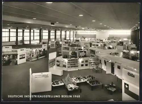 AK Berlin, Deutsche Industrieausstellung 1968, Inneres einer Ausstellungshalle mit Ständen aus Chile, Ghana, Korea etc.