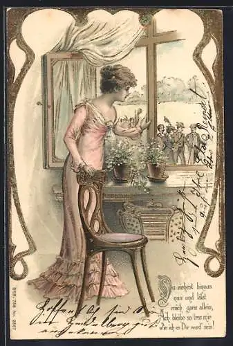 Präge-Lithographie Junges Mädchen am Fenster beobachtet Spaziergänger, Gold-Ornament, Jugendstil