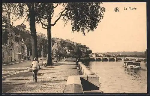 AK La Plante, Strassenpartie mit Radfahrerin