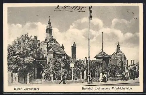 AK Berlin-Lichtenberg, Bahnhof Lichtenberg-Friedrichsfelde mit Passanten