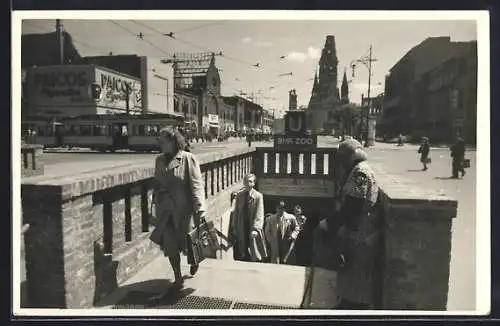 AK Berlin-Charlottenburg, U-Bahnhof Zoo mit Strassenbahn und Passanten