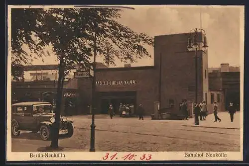 AK Berlin-Neukölln, Bahnhof Neukölln mit Auto und Passanten