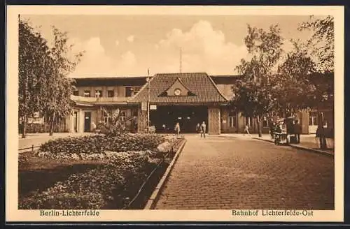 AK Berlin-Lichterfelde, Bahnhof Lichterfelde-Ost mit Passanten
