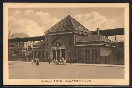 AK Neukölln, Bahnhof Kaiser-Friedrich-Strasse mit Passanten