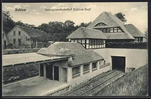 AK Dahlem, Untergrundbahnhof Dahlem-Dorf mit Reetdächern