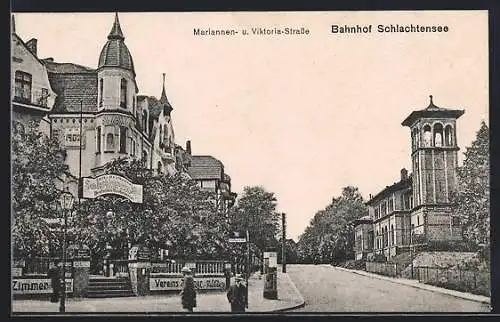 AK Berlin-Schlachtensee, Café-Restaurant Schlachtenseer Hof und Bahnhof in der Mariannen-und Viktoria-Strasse