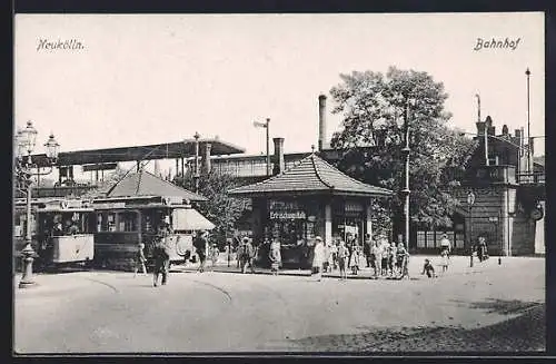 AK Berlin-Neukölln, Strassenbahn und Kiosk am Bahnhof