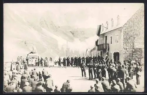 AK Terenten, Soldaten vor einem Gebäude feuern eine Salve Salutschüsse ab