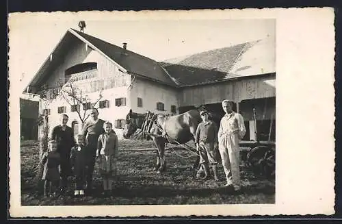 Foto-AK Hof bei Salzburg, Salzlehengut, Eigentümerfamilie und Knechte