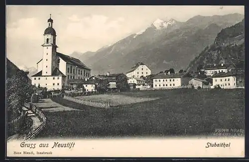 AK Neustift / Stubaithal, Ortspartie mit Kirche und Bergen