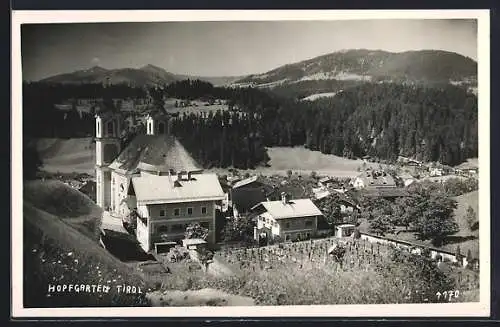 AK Hopfgarten /Tirol, Ortsansicht mit Blick in die Berge