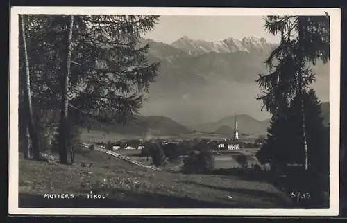 AK Mutters /Tirol, Totalansicht gegen die Berge