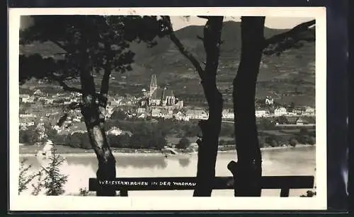 AK Weissenkirchen in der Wachau, Gesamtansicht von einer Anhöhe aus