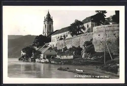 AK Dürnstein in der Wachau, Mauerpanorama mit Turm vom Wasser aus