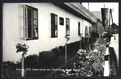 AK Rohrau /N.-Ö., Geburtshaus Josef Haydn mit Flagge u. Strasse