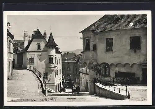 AK Krems a. D., Wegscheid, Strassenpartie mit Turmgebäude