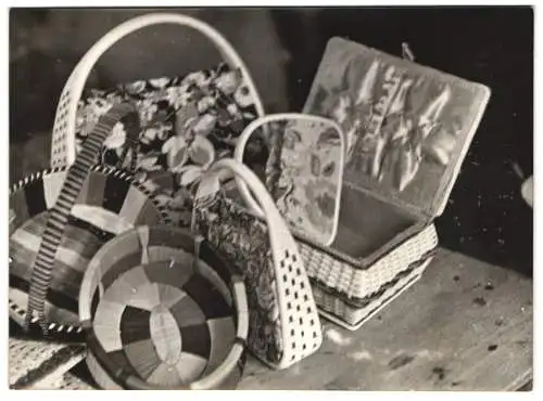 5 Fotografien Wilhelm Sturm, Ansicht Sebastiansberg, Korbflechter bei der Heimarbeit