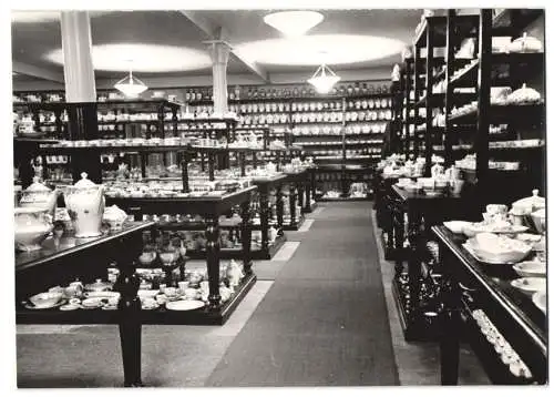 9 Fotografien Wilhelm Sturm, Ansicht Karlsbad, Edles Porzellan im Laden präsentiert, Porzellanmaler bei der Arbeit