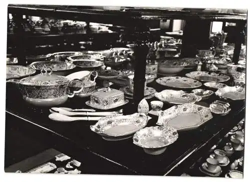 9 Fotografien Wilhelm Sturm, Ansicht Karlsbad, Edles Porzellan im Laden präsentiert, Porzellanmaler bei der Arbeit