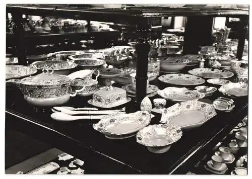 9 Fotografien Wilhelm Sturm, Ansicht Karlsbad, Edles Porzellan im Laden präsentiert, Porzellanmaler bei der Arbeit