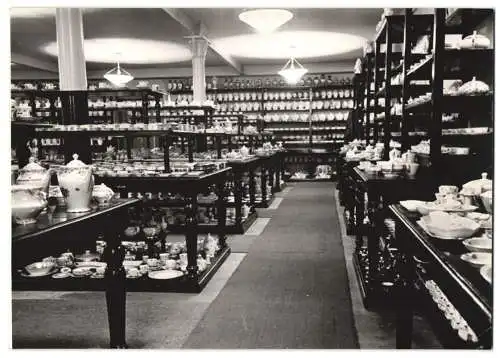 6 Fotografien Wilhelm Sturm, Ansicht Karlsbad, Porzellanmaler bei der Arbeit, Edles Porzellan im Laden präsentiert