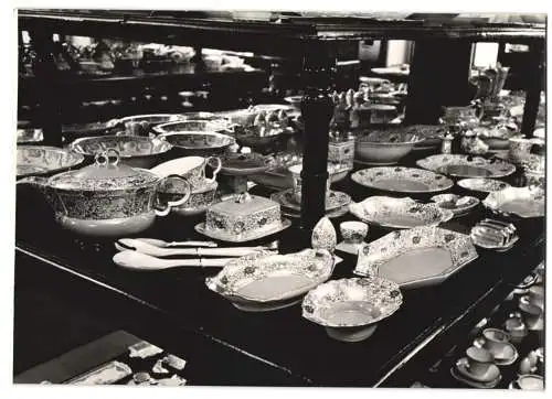 6 Fotografien Wilhelm Sturm, Ansicht Karlsbad, Porzellanmaler bei der Arbeit, Edles Porzellan im Laden präsentiert