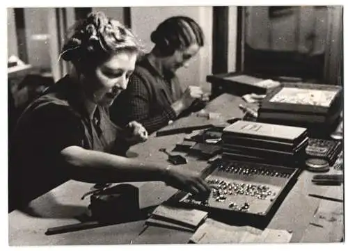 17 Fotografien Wilhelm Sturm, Ansicht Haida / Sudetengau, Manufaktur für Glasschmuck & Gebrauchsgut, Produktions-Ansicht
