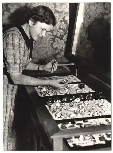 17 Fotografien Wilhelm Sturm, Ansicht Haida / Sudetengau, Manufaktur für Glasschmuck & Gebrauchsgut, Produktions-Ansicht